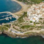 Campeggio di lusso in Italia, tenda elegante immersa nella natura con vista panoramica.