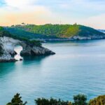 Panorama delle Isole Tremiti con acque turchesi e scogliere affascinanti.