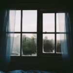 Immagine di infissi con muffa in inverno, evidenziando il problema e il rimedio fai-da-te.