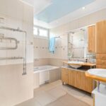 Muffa sul soffitto di un bagno, evidenziando il problema e il rimedio fai-da-te.