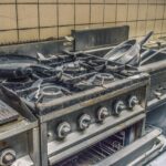 Immagine di un forno con olio bruciato e una miscela naturale per la pulizia.