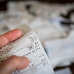 Uomo che riceve una multa per guida senza patente.