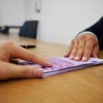 Immagine che illustra il concetto di pignoramento del conto corrente con cifre protette.