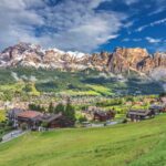 Panorama mozzafiato del paese trentino, con montagne e laghi che ricordano la Svizzera.