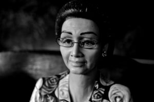 Vetri brillanti puliti con la ricetta della nonna in una bacinella d'acqua.