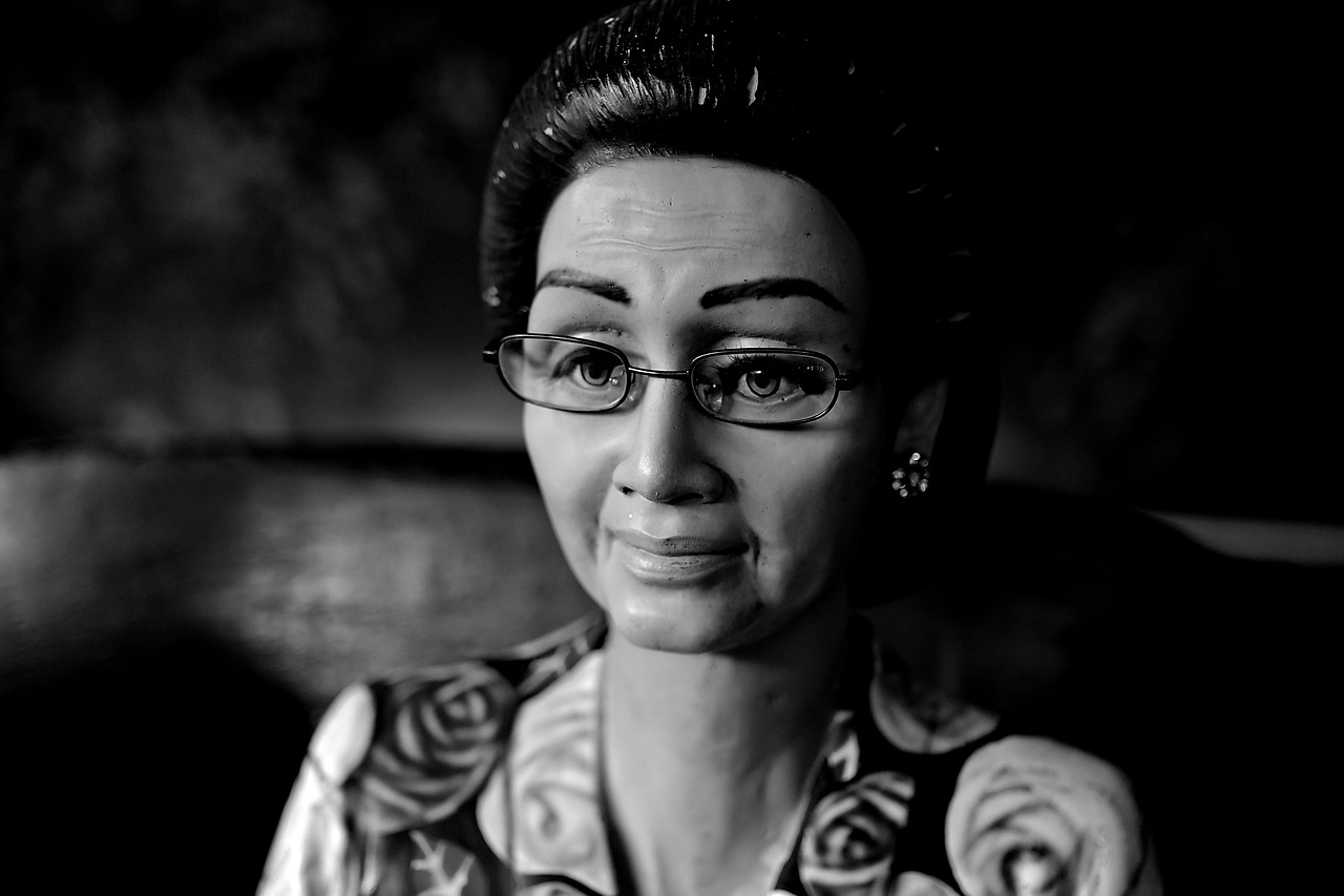 Vetri brillanti puliti con la ricetta della nonna in una bacinella d'acqua.